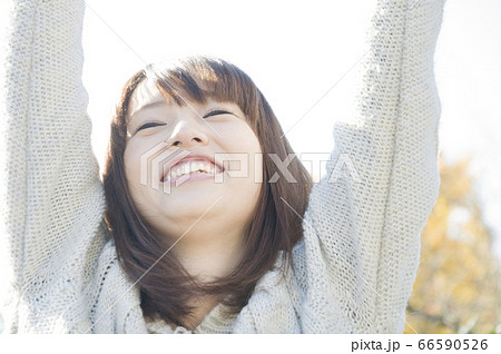 喜ぶ女性 喜ぶ女性 66590526