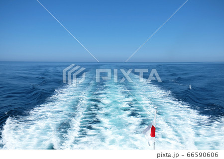 空と海、船の航跡波、日の丸 空と海、船の航跡波、日の丸 66590606