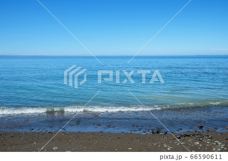 夏のオホーツク海の波打ち際 綺麗な色の海と空の写真素材