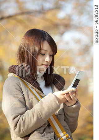携帯メールを見る女性 66592513