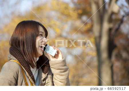 携帯電話で電話する女性 66592517