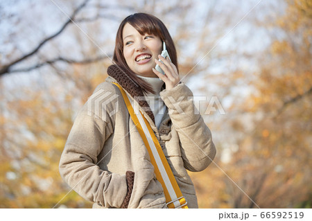 携帯電話で電話する女性 66592519