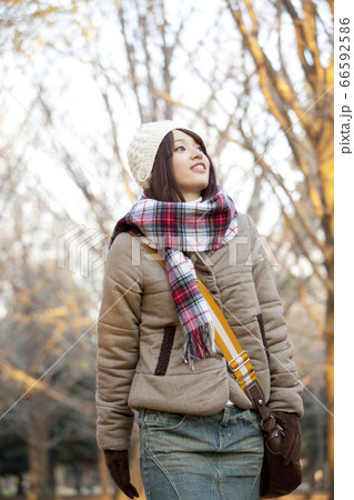 散歩する冬服の女性の写真素材