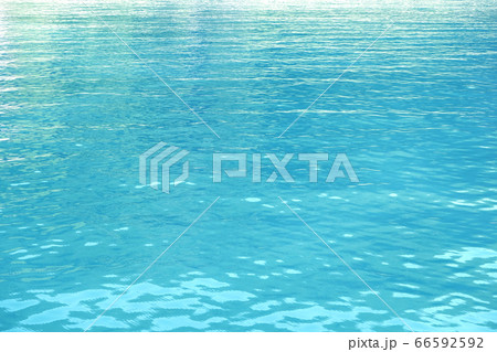 輝いている明るいブルーの水面【背景素材】 輝いている明るいブルーの水面【背景素材】 66592592