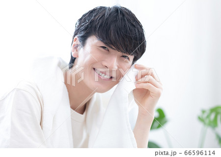 ビューティーイメージ　お風呂上りにくつろぐ若い男性 66596114