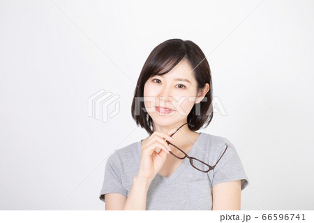 メガネを外した女性 メガネを外した女性 66596741
