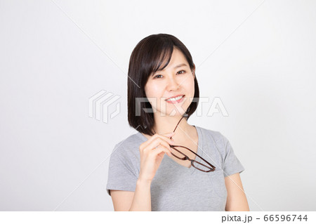 メガネを外した女性 メガネを外した女性 66596744
