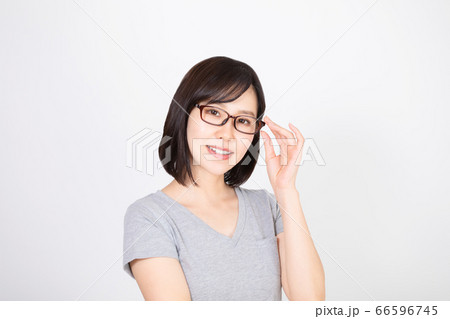 メガネをかけた女性 メガネをかけた女性 66596745