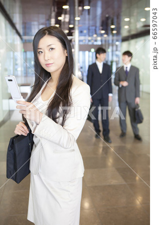 携帯メールを見るOL 66597043