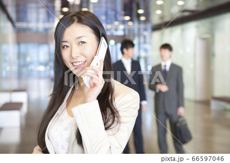 携帯電話で電話するOL 66597046