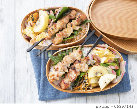 手作りのおいしい２つのお弁当【焼き鳥】 66597143