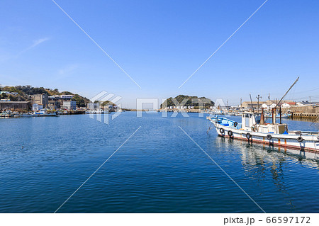篠島魚港の朝風景　愛知県の離島 66597172