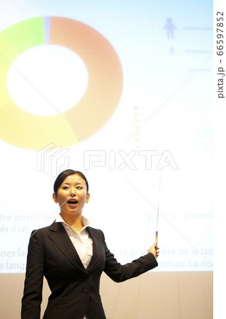 プレゼンするOL プレゼンするOL 66597852