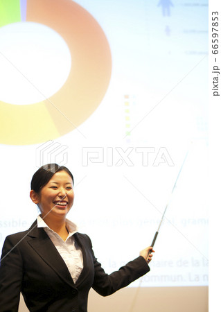 プレゼンするOL プレゼンするOL 66597853
