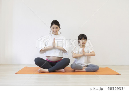 ヨガをする親子 66599334