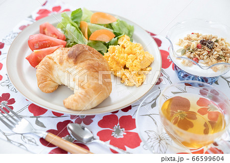 朝食（人物なし）クロワッサンのワンプレート朝食 66599604