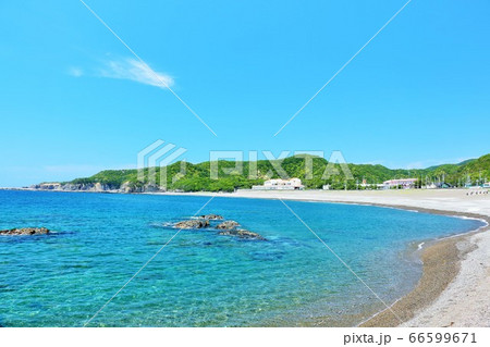 和歌山県　青空と青い海の志原海岸 66599671