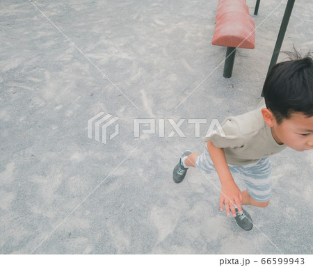 公園の地面の砂 公園の地面の砂 66599943