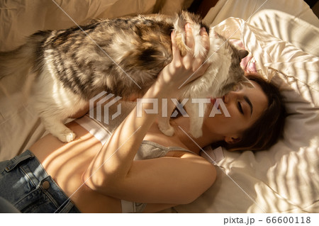girl with cat 66600118