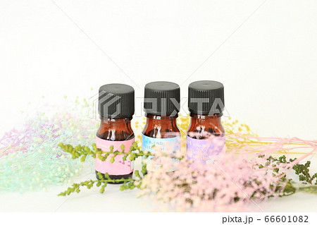 アロマオイルの小瓶とドライフラワーの写真素材