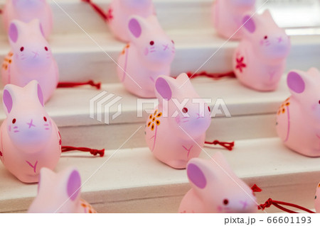 初夏の熊野神社(熊野大社)　うさぎの置物　山形県南陽市 66601193