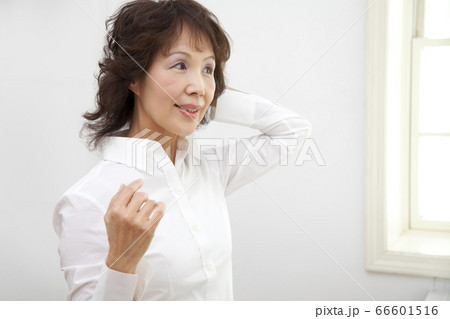 身だしなみを整える女性 66601516