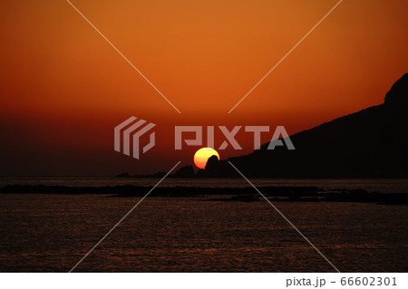 天草の牛深地区黒石海岸の夕日 66602301