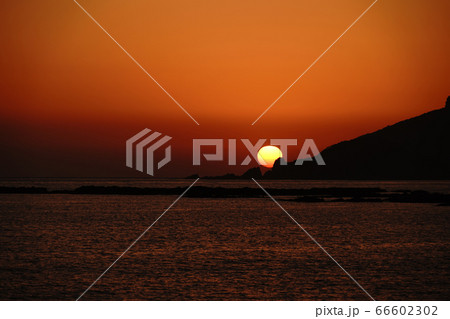 天草の牛深地区黒石海岸の夕日 天草の牛深地区黒石海岸の夕日 66602302