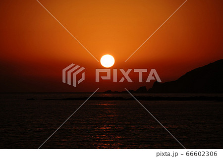 天草の牛深地区黒石海岸の夕日 66602306