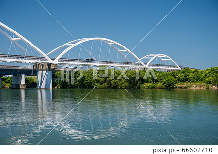 淀川に架かる大阪モノレールの鉄橋 66602710