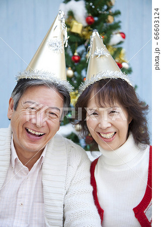 クリスマスパーティーをするシニア夫婦 66603124