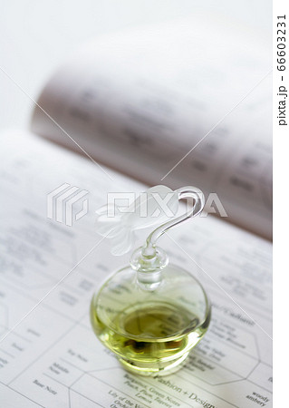 エッセンシャルオイルで作るオリジナルフレグランス 66603231