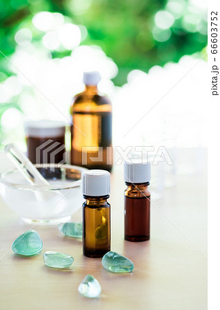 エッセンシャルオイルを使った100％天然成分の化粧品を手作り 66603752