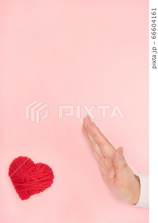 赤いハート　ソーシャルディスタンス 66604161