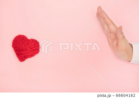 赤いハート　ソーシャルディスタンス 66604162