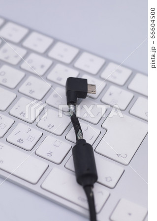 断線したUSBケーブル 66604500