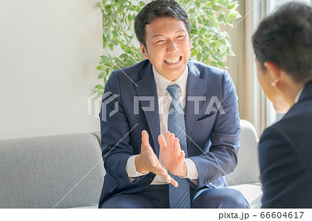 ヨイショする営業マン 66604617