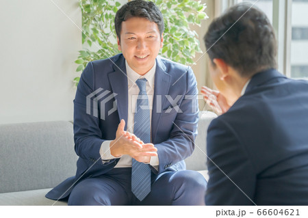 ヨイショする営業マン ヨイショする営業マン 66604621