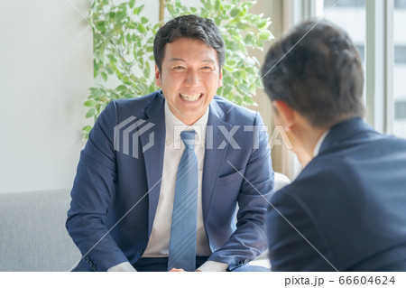 世間話をする営業マン 66604624
