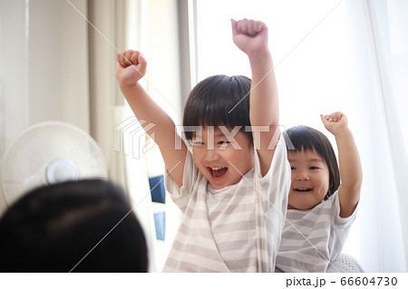元気よく返事をする子供たち 元気よく返事をする子供たち 66604730