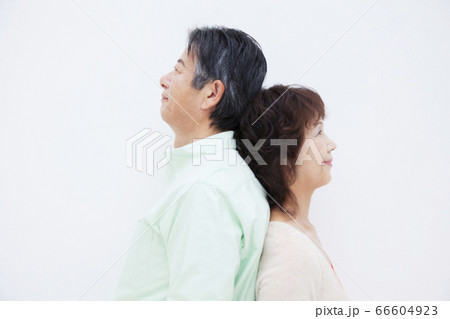 背中合わせのシニア夫婦 背中合わせのシニア夫婦 66604923