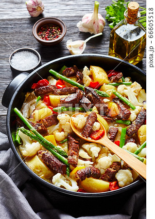 Beef strips Stew in a black ceramic pot 66605518