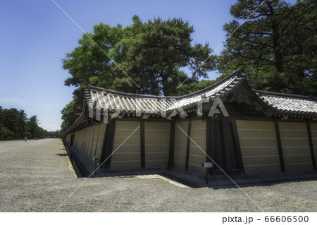 京都御所の鬼門除けの猿ヶ辻と京都御苑の初夏の風景の写真素材