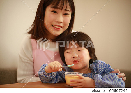 おやつを食べる男の子と保育士イメージ 66607242
