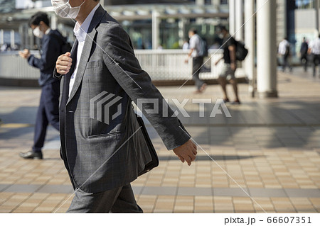 マスクをして出勤するサラリーマン 66607351