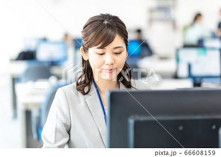 オフィスでパソコンを操作する女性社員 66608159