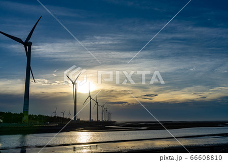 日没時の高美湿地　夕暮れと風力発電所　台中市　台湾 66608810