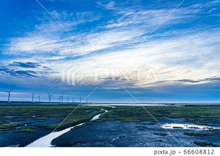 日没時の高美湿地　夕暮れと風力発電所　台中市　台湾 66608812