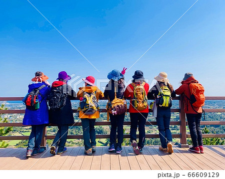 後姿 人々 女性 66609129