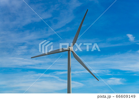 風力発電機と青空と白い雲 クローズアップ 風力発電機と青空と白い雲 クローズアップ 66609149